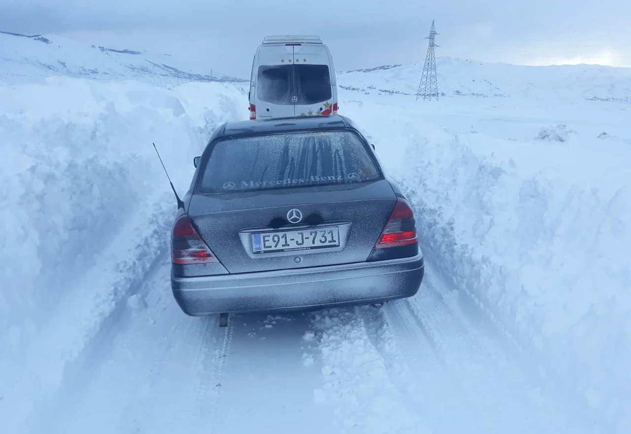 Snježni nanosi zatvorili cestu Šujica - Kupres za sva vozila