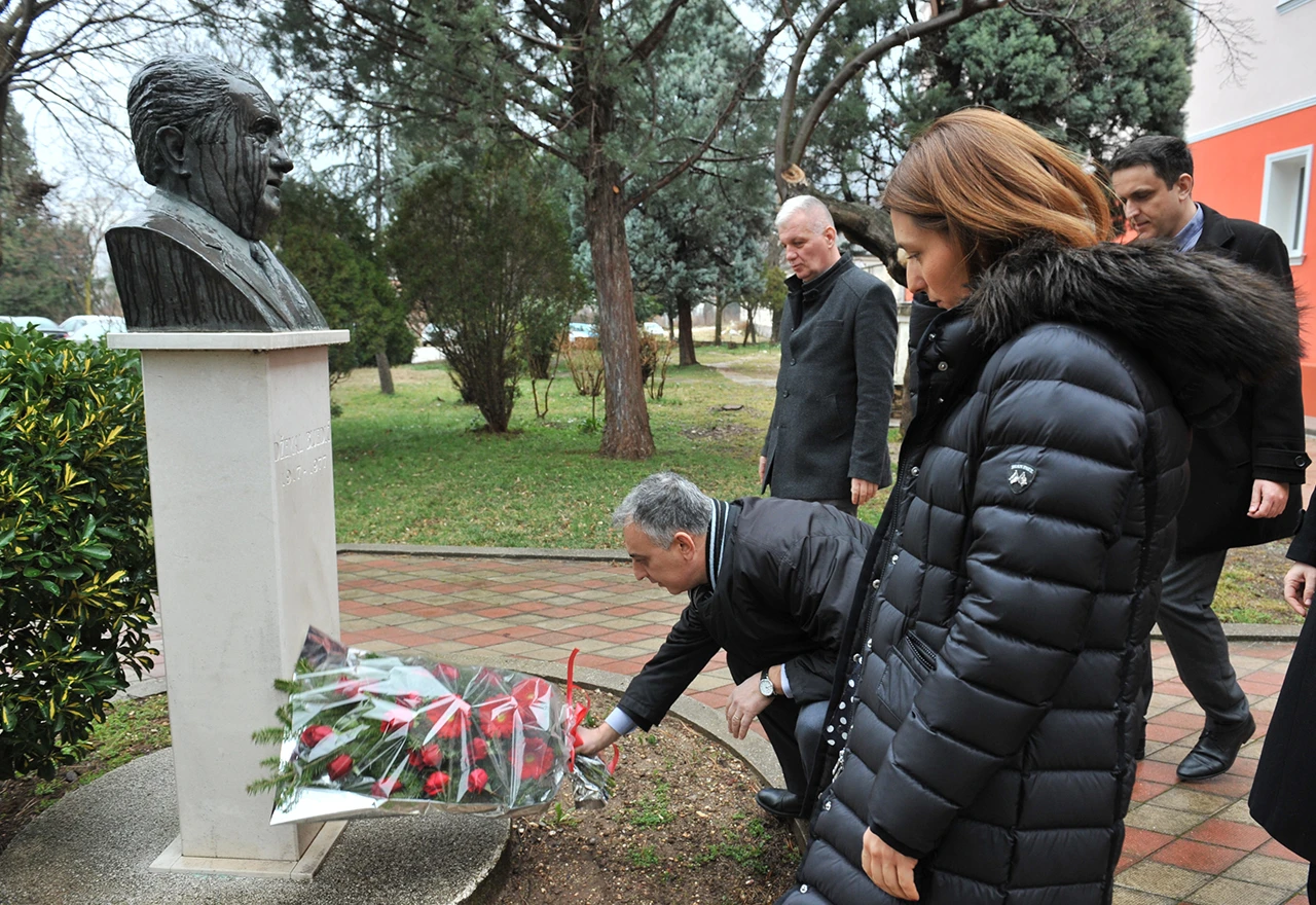 Položeno cvijeće na spomen bistu Džemala Bijedića 