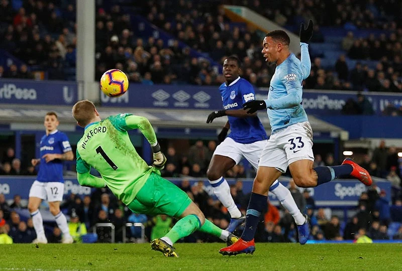 City u sudačkim nadoknadama pobijedio Everton i izbio na vrh tabele