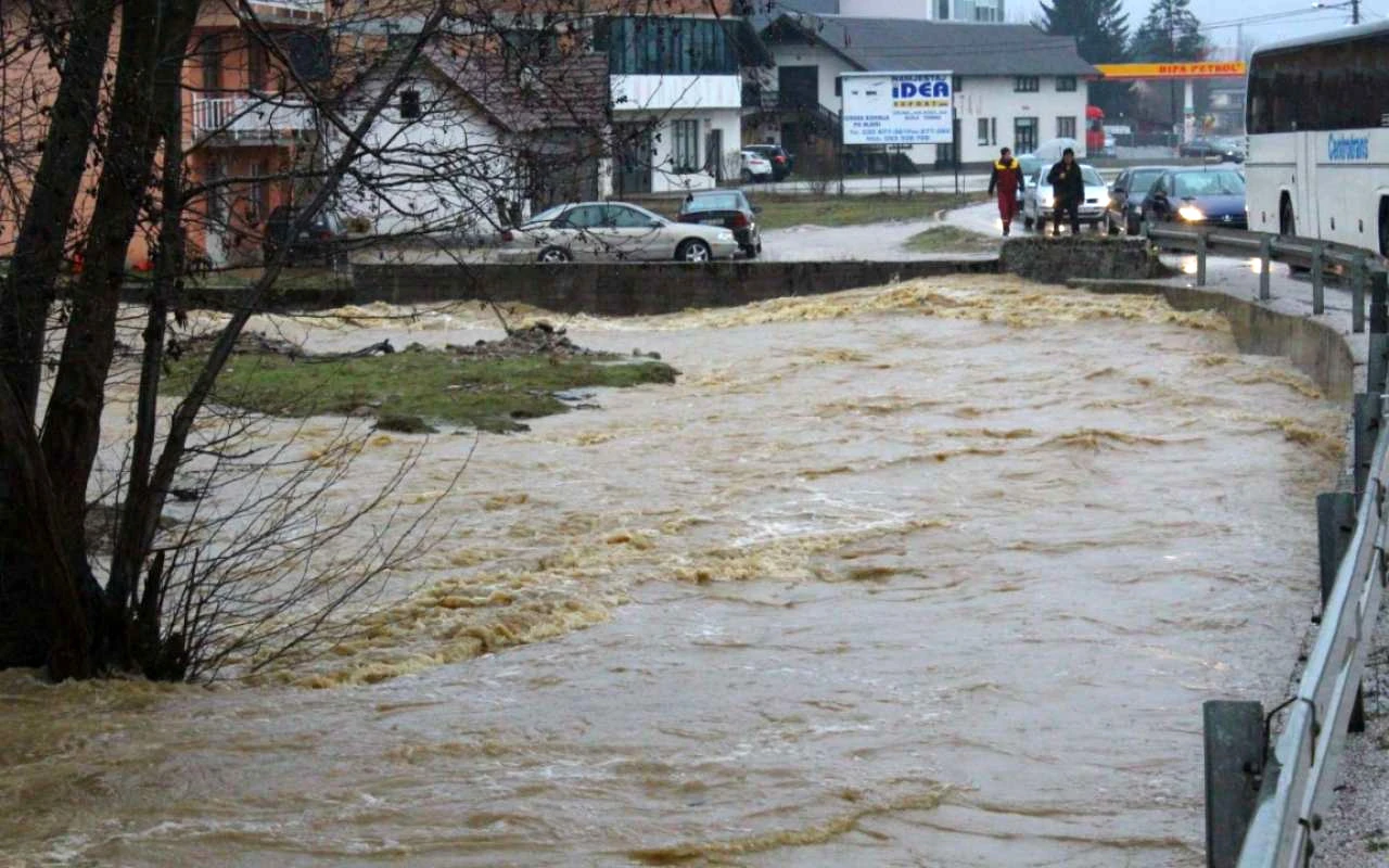 Plastika, boce i drugi otpad na obalama rijeka