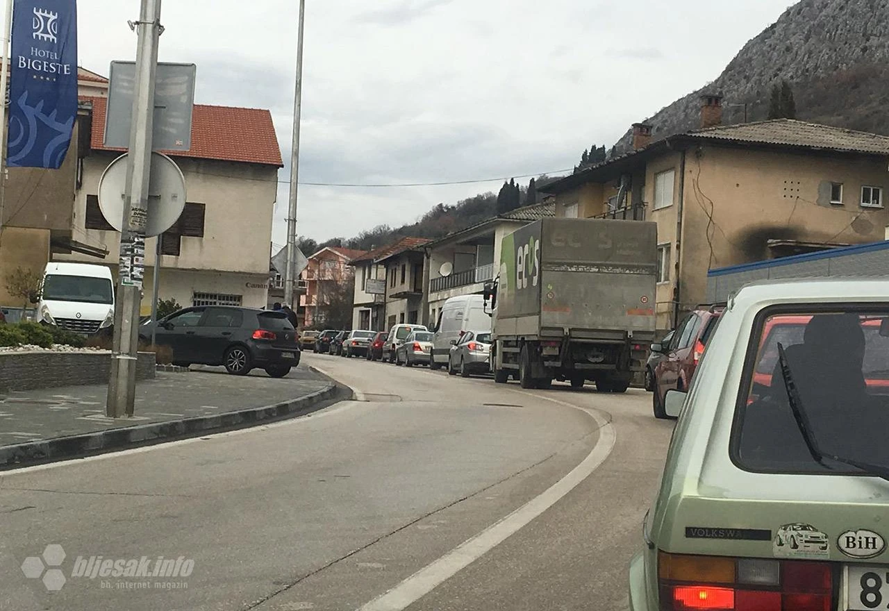 Nakon sudara s kamionom, vatrogasci rezali Clio