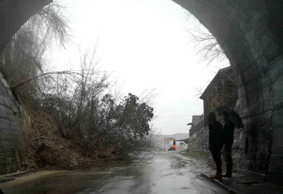 Kaos na prometnicama: Veliki odron kod Konjica, poplavljene prometnice na ulazu u Mostar
