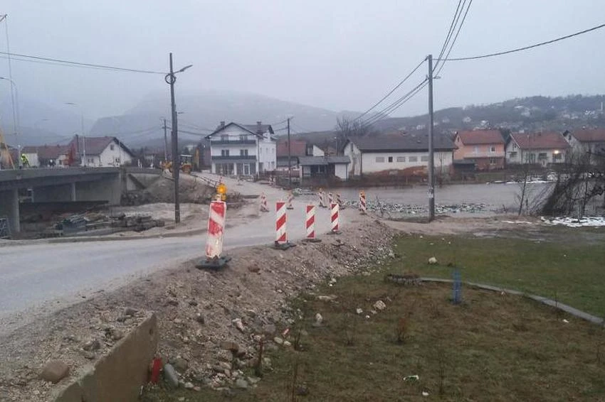 Zbog izlijevanja rijeke obustavljen promet na ulazu u Bugojno