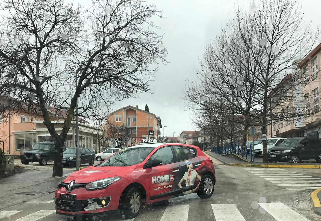 Jedna osoba ozlijeđena u sudaru taksija i Mazde