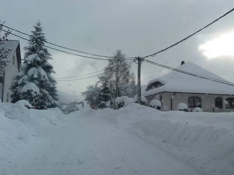 Blokirano desetak sela oko Kupresa