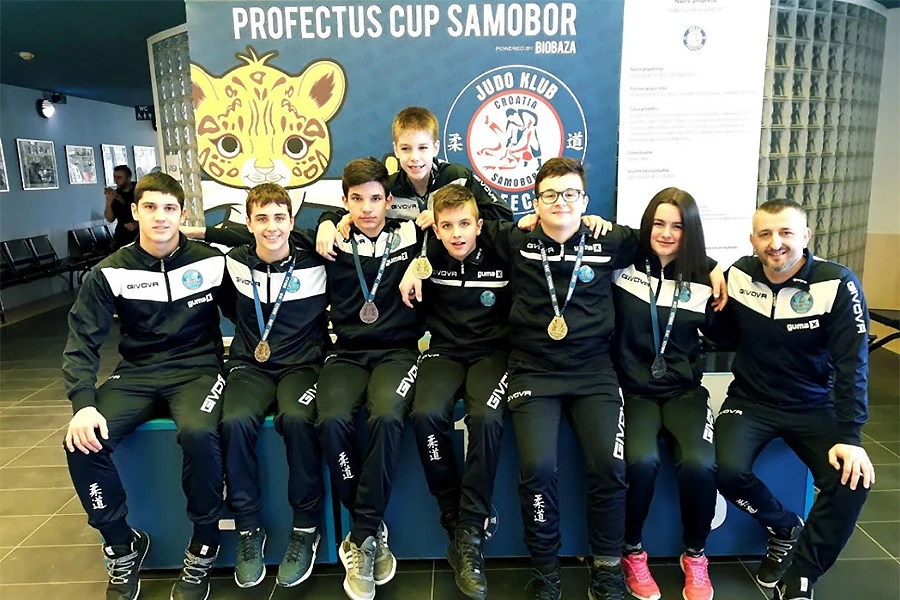 Šest medalja za mostarske galebove