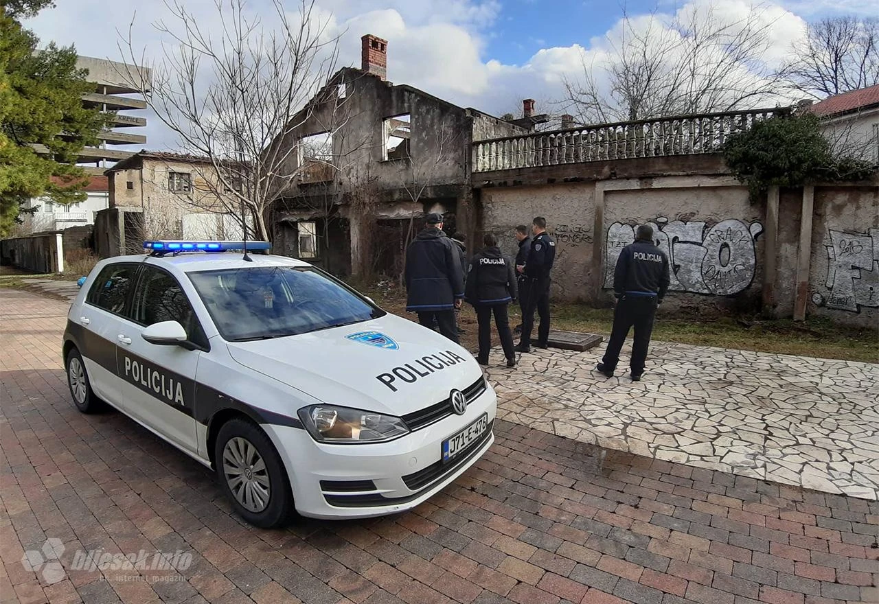 Akcija u mostarskom parku: Udaljene dvije osobe, uklonjena napuštena kućica