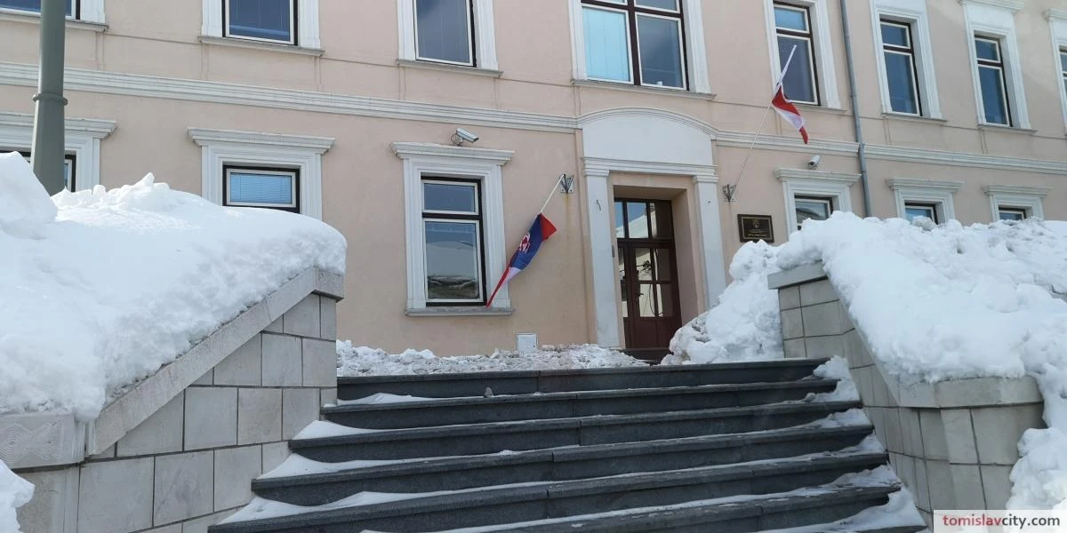 Vjetar polomio stijeg Herceg Bosne na zgradi Općine