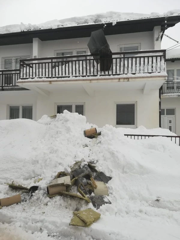 Tomislavgrad: Snijeg srušio dimnjak i oštetio krov kuće
