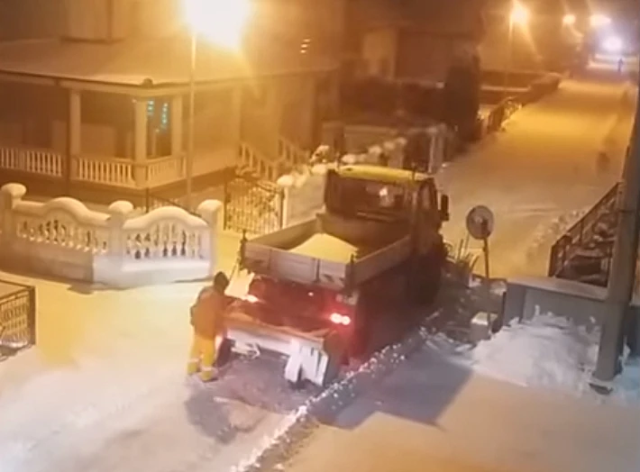 VIDEO | Putari ručno posipaju sol