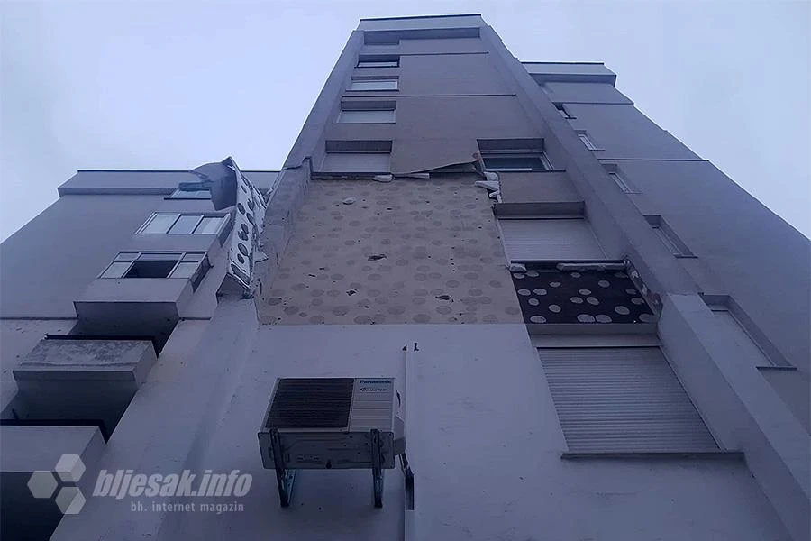 Mostar: Vjetar odnio fasadu u Centru 2
