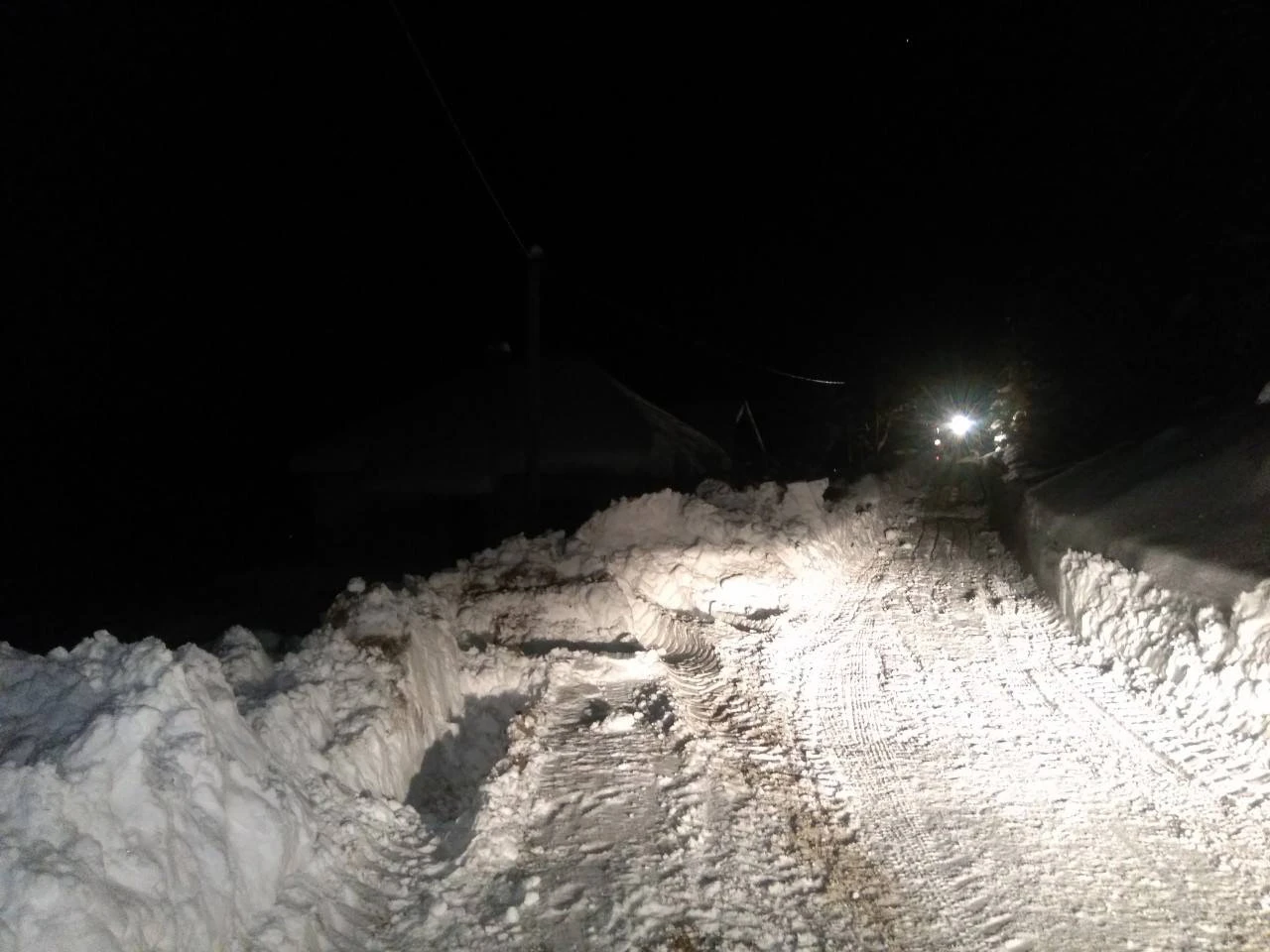 Zbog novih sniježnih padavina ponovo neprohodan put za sela Luka i Krušev Do