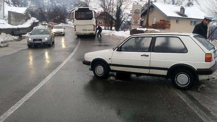 Jablanica – Konjic: Sudar Golfa i autobusa