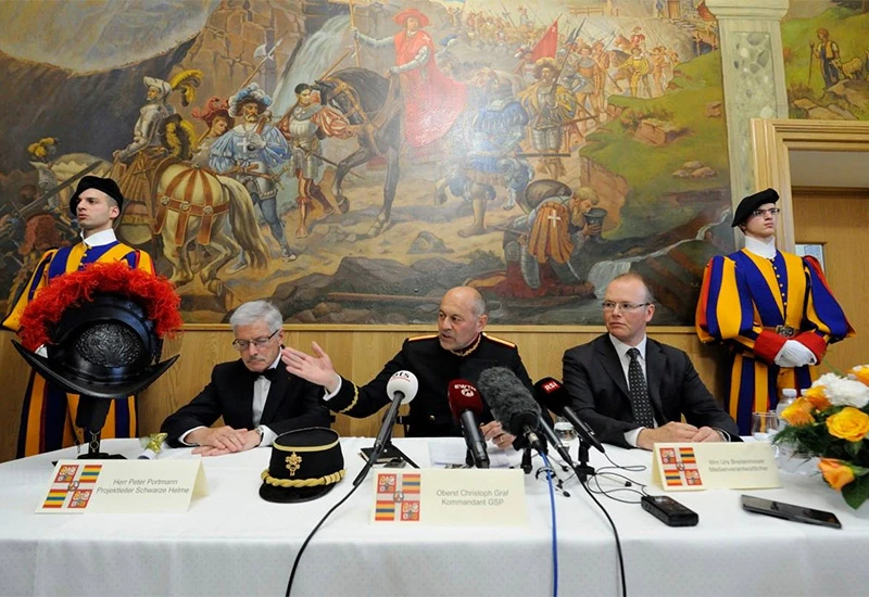Papina garda s printanim kacigama