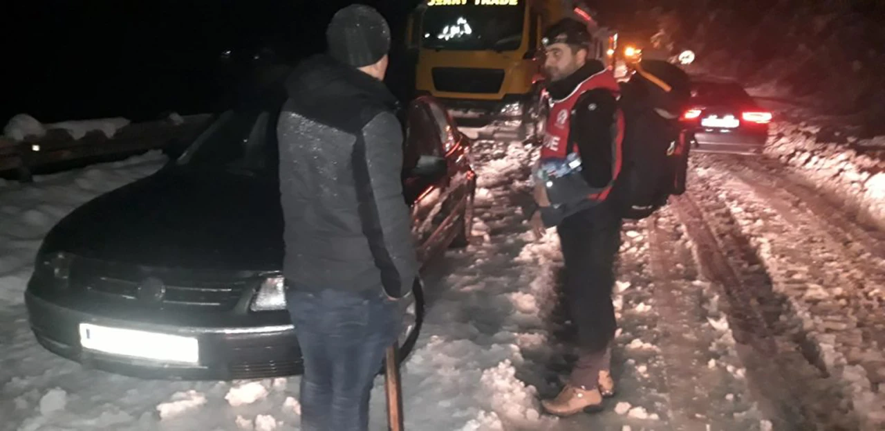 Pripadnici GSS-a proveli noć sa zametenim putnicima