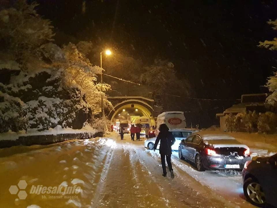 [FOTO] Građani se sami organiziraju i idu pomoći zametenima u Jablanici