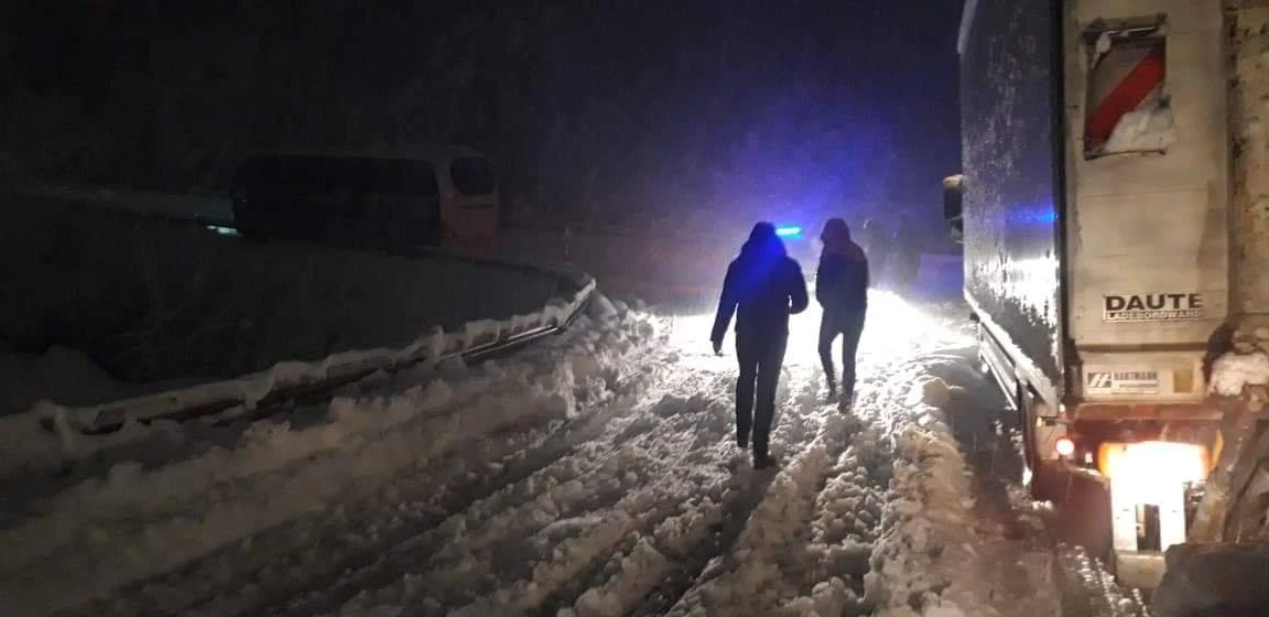 Muškarac preminuo u koloni u Donjoj Jablanici, putnici zarobljeni i zameteni u snijegu