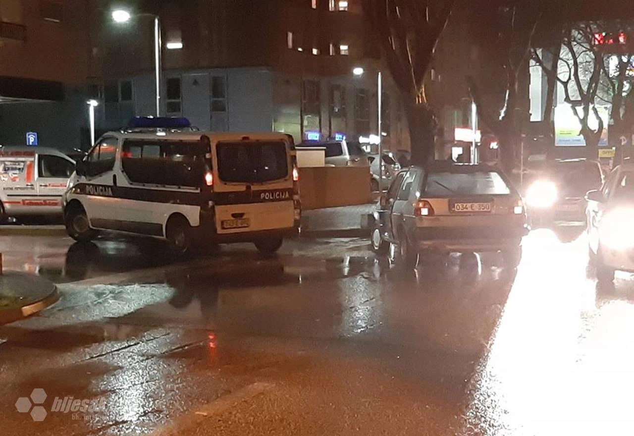 Mostar: Policijski kombi se zabio u Golfa