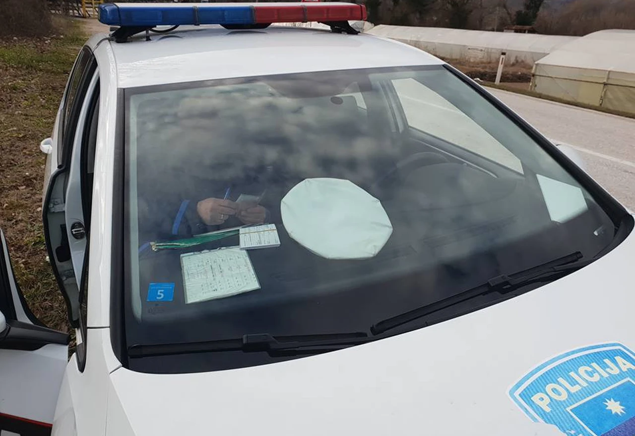 Vozači se žale: Policija ne upozorava za sticker, odmah pišu kazne
