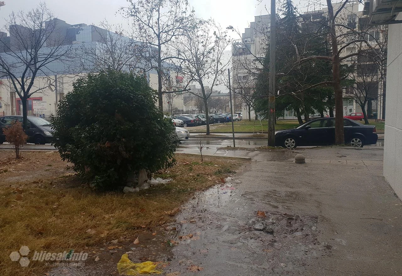 Začepi nos i pomalo: Kad kiša 'osvježi' mostarske šahtove