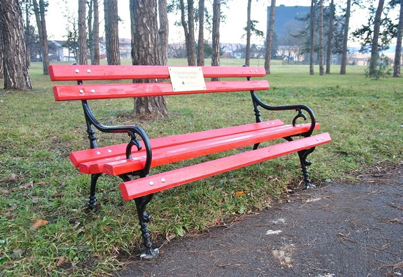 Utrka s Mostarom: Banja Luka postavila klupe prvog poljupca 
