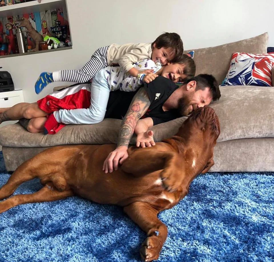 'Obalio' ga Hulk: Lionel Messi uživa u igri sa sinovima i svojim omiljenim psom