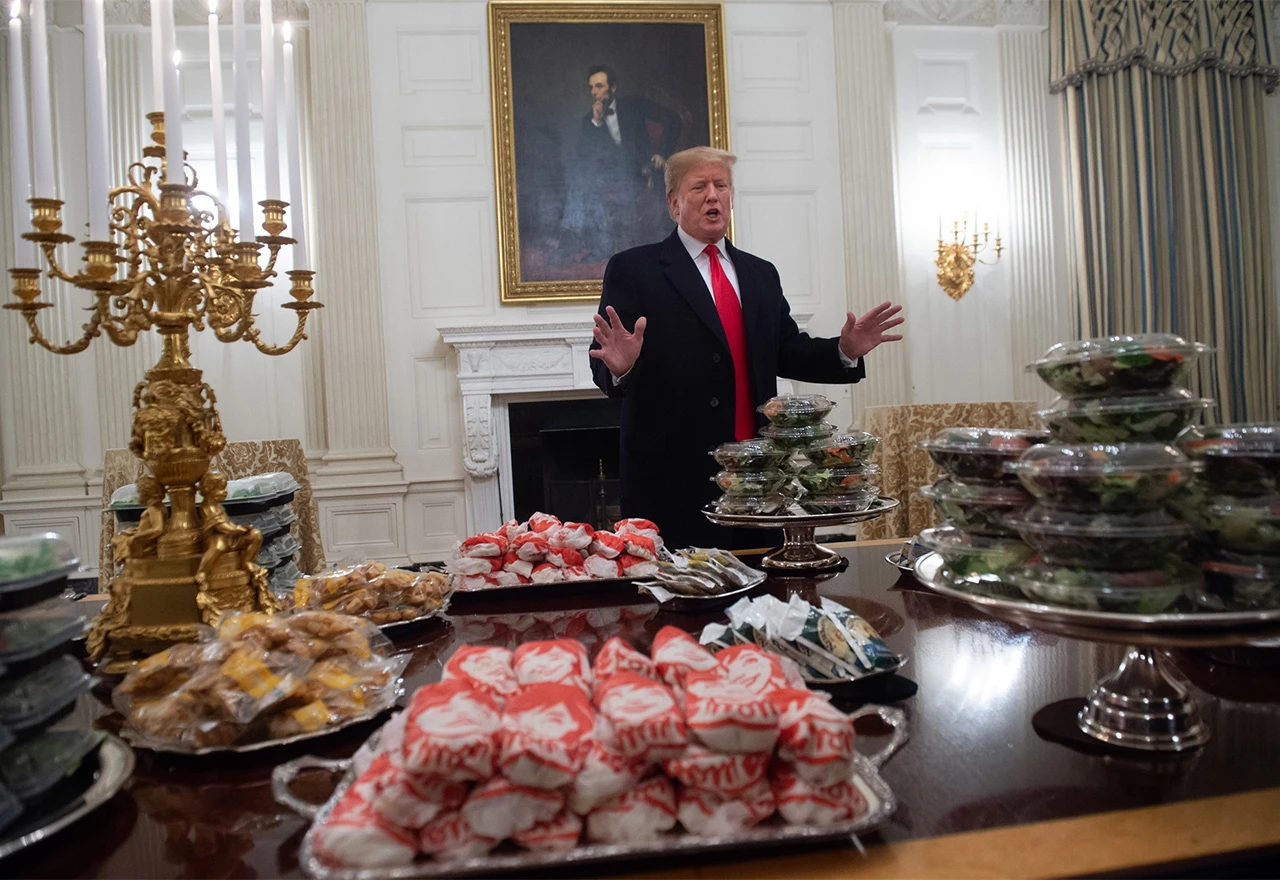 Dok je blokiran vladin novac, Trump goste u Bijeloj kući časti hamburgerima i pizzom
