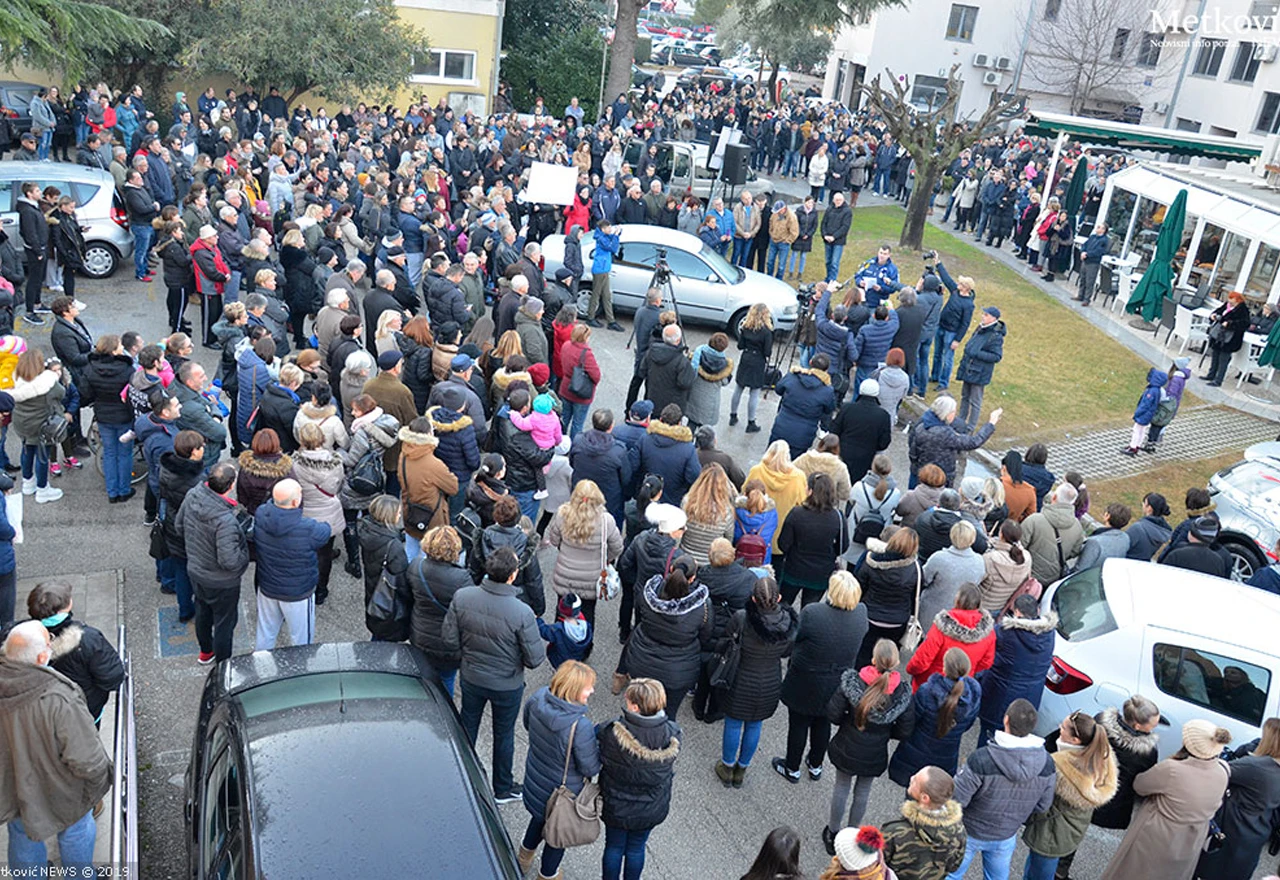 Građani Metkovića na mirnom prosvjedu dali podršku pedijatrici Kaleb