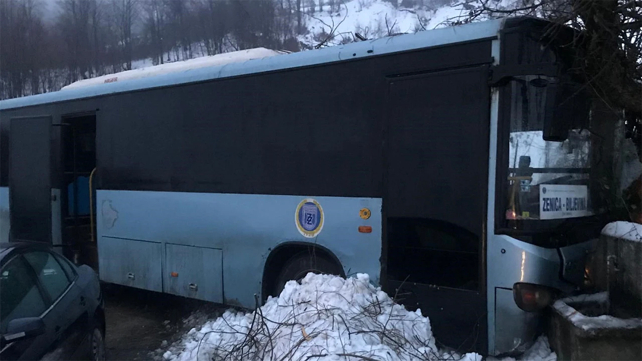 Proklizao autobus s radnicima, promet blokiran