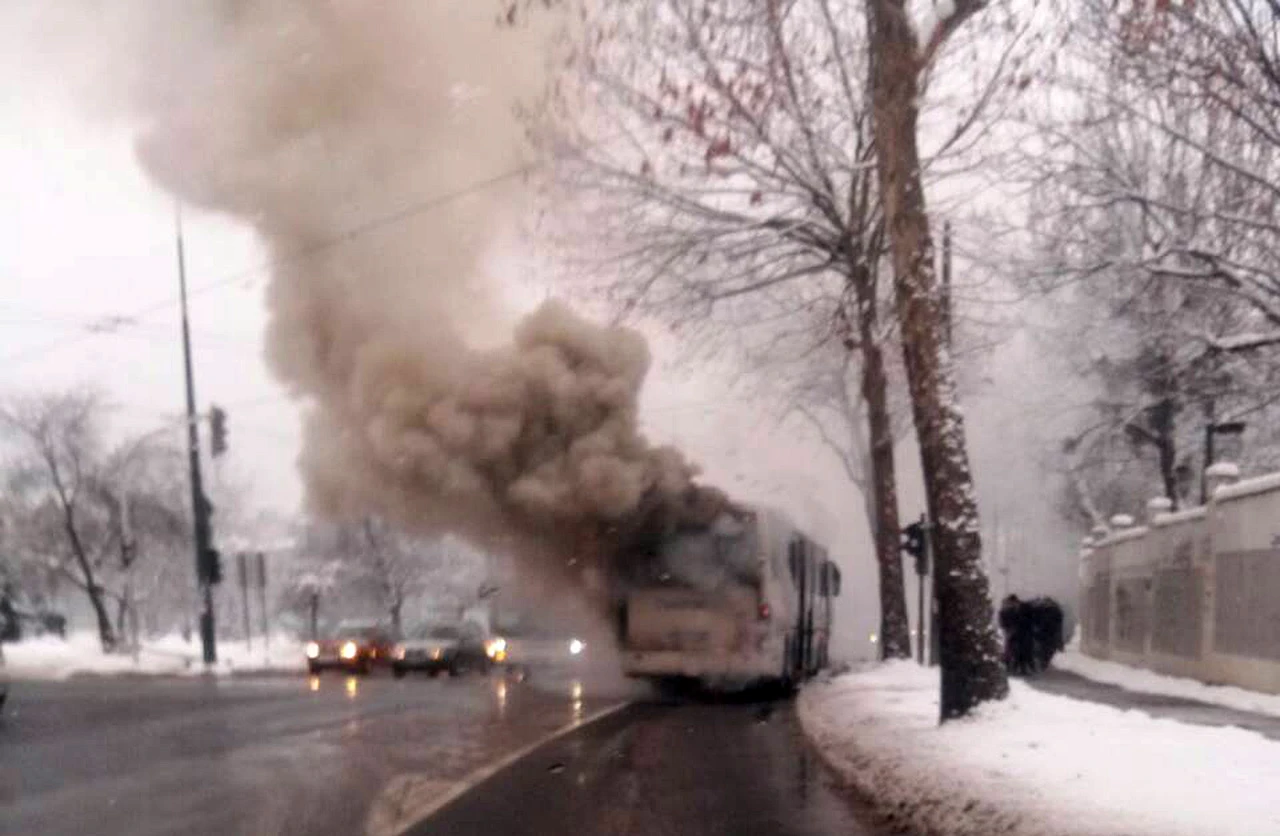 Banja Luka-Sarajevo: Izgorjeli automobil i bus, poginula jedna osoba