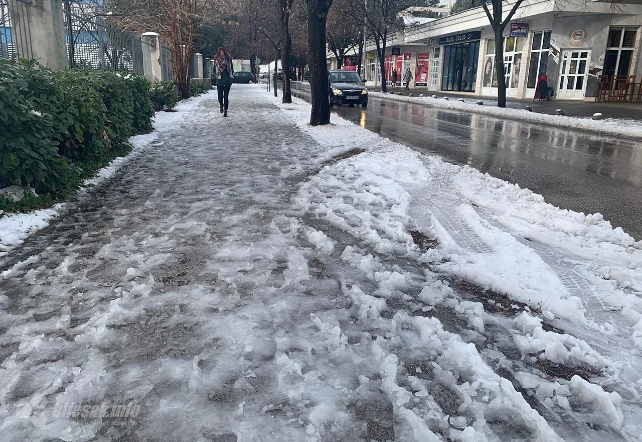 Vozači i pješaci: Pazite se poledice