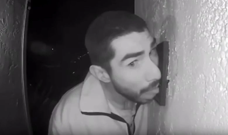 Tri sata lizao (!?) zvonce pored ulaznih vrata
