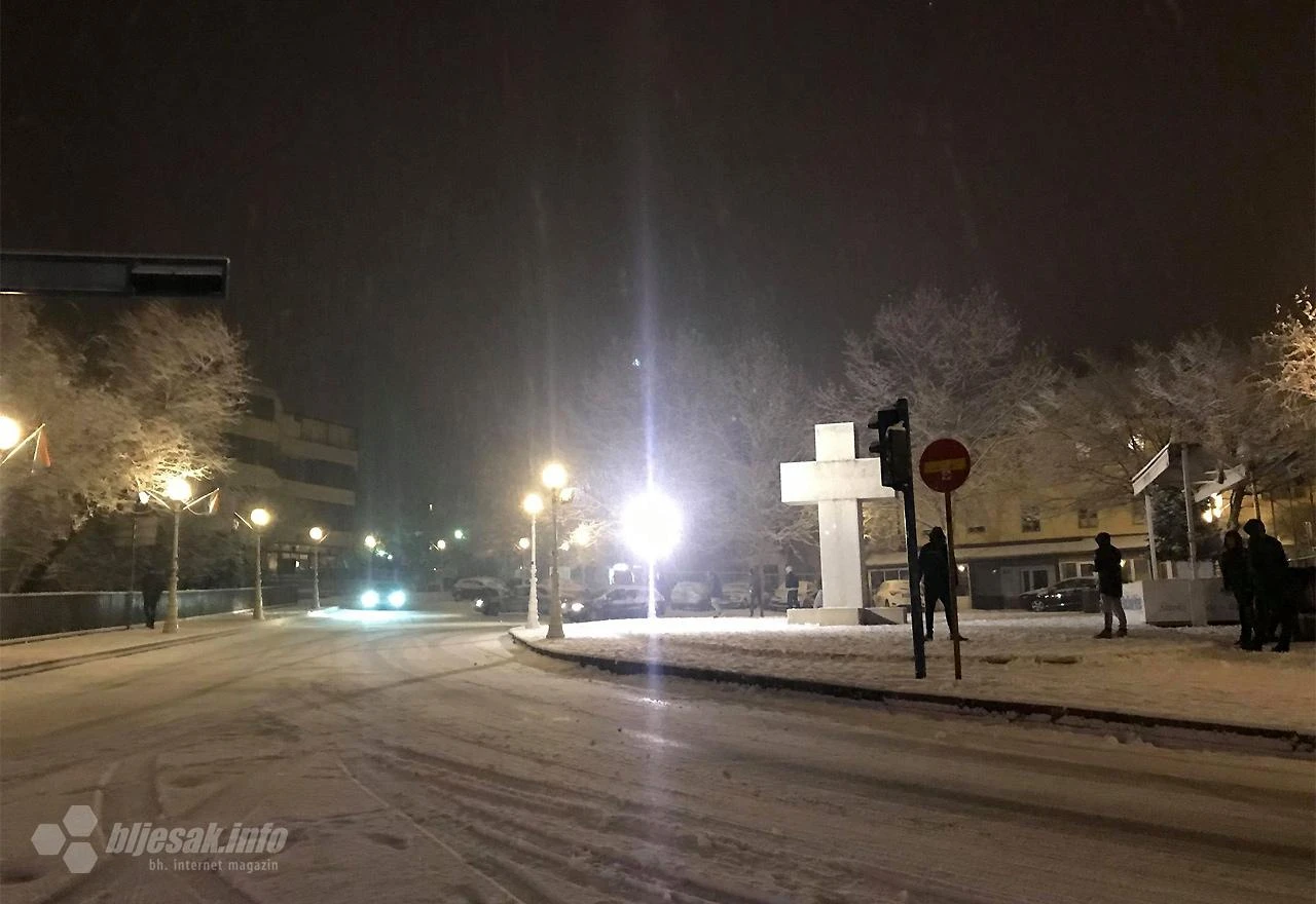 Snijeg zabijelio Široki Brijeg, ceste neočišćene