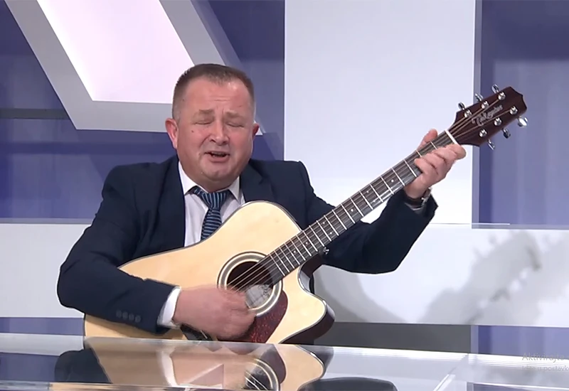 VIDEO | Direktor UNO BiH zasvirao gitaru u studiju i zapjevao ''Let it be''