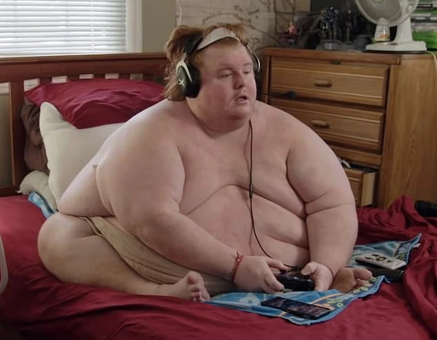 Ima 320 kg, cijele dane je gol, igra igrice i jede