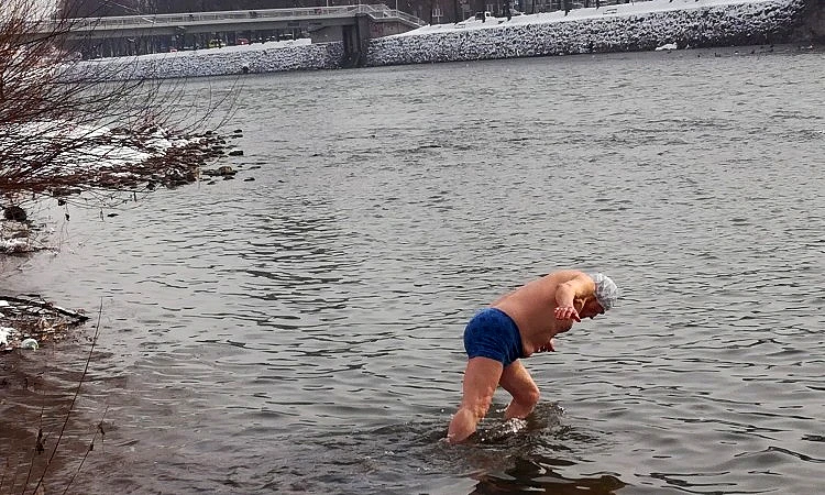 Tradicionalno novogodišnje kupanje u rijeci Bosni