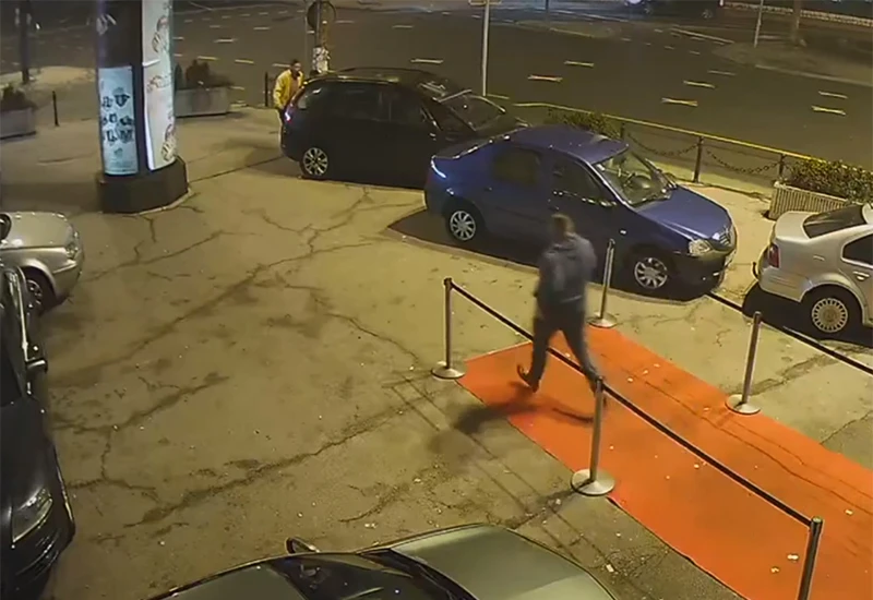 VIDEO | Pretukao djevojku ispred kluba pa dobio batine od Denisa Stojnića