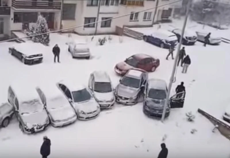 Opet zima iznenadila: Lančani sudari i autobusi bez guma
