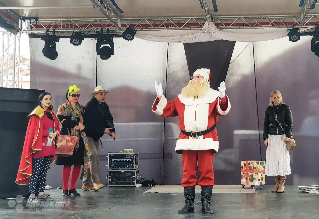 Pozorište lutaka Mostar u Wintervillu izvelo predstavu 'Dolazi Djeda Mraz'