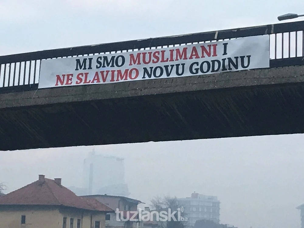 Osvanuo transparent “Mi muslimani ne slavimo Novu godinu”