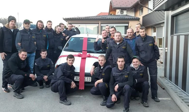 Radnici iz Bihaća svom kolegi za Novu godinu kupili auto 