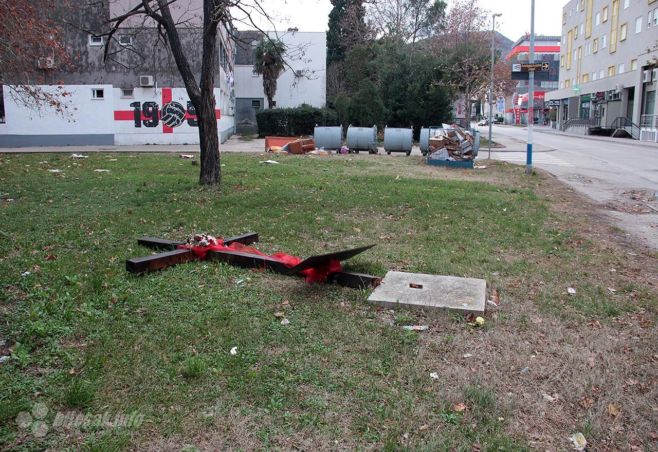 U Mostaru srušen križ posvećen vukovarskim braniteljima