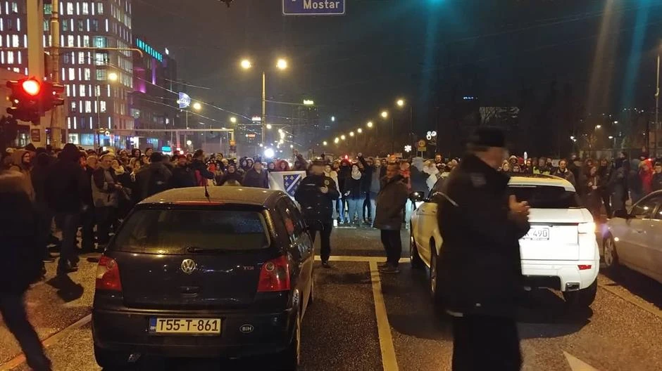 Podrška Dragičeviću: Blokiran centar Sarajeva, građani prosvjeduju uspred OHR-a