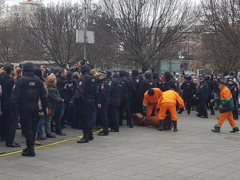 Uklonjena šaka s Davidovog trga