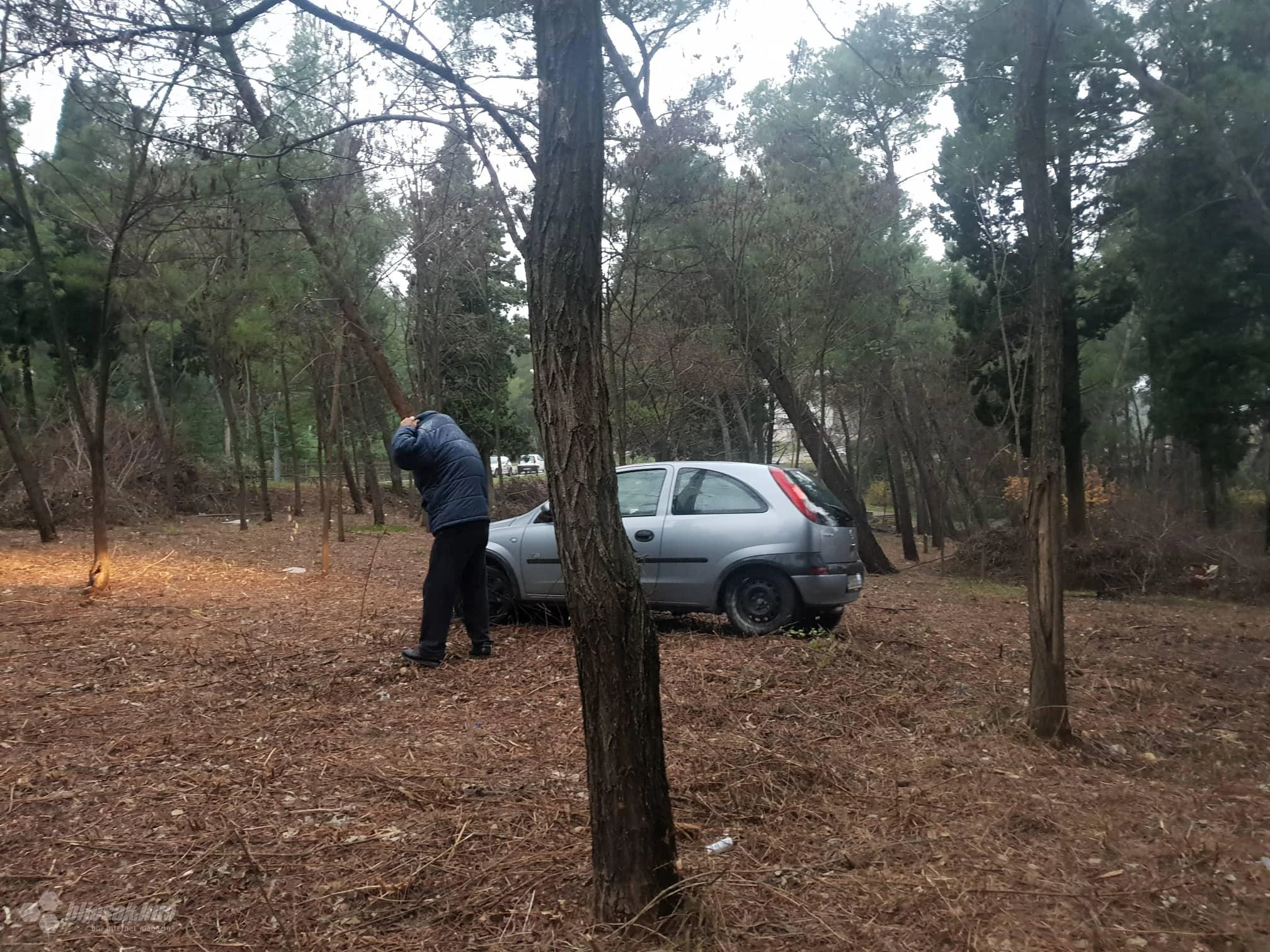 Mostar: Opel sletio s kolnika