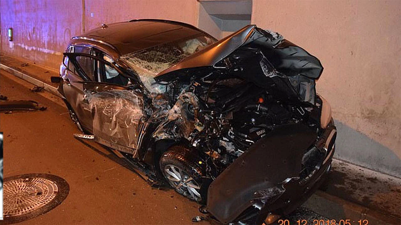 BMW pri velikoj brzini odletio u zrak i udario u vrh tunela