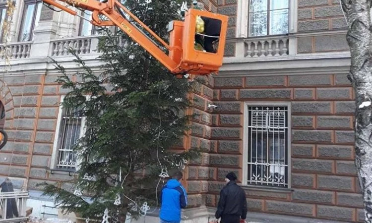 Ispred zgrade Predsjedništva postavljena jelka
