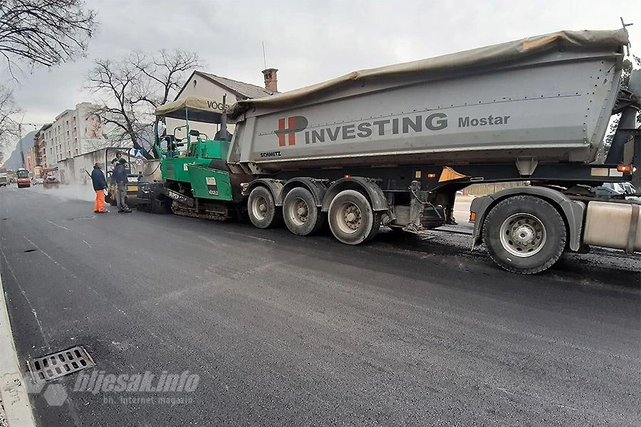 Mostar: Postavljen drugi sloj asfalta u Titovoj ulici