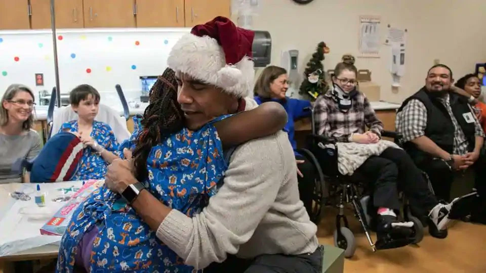 Barack Obama kao Djed Mraz dijelio darove bolesnoj djeci