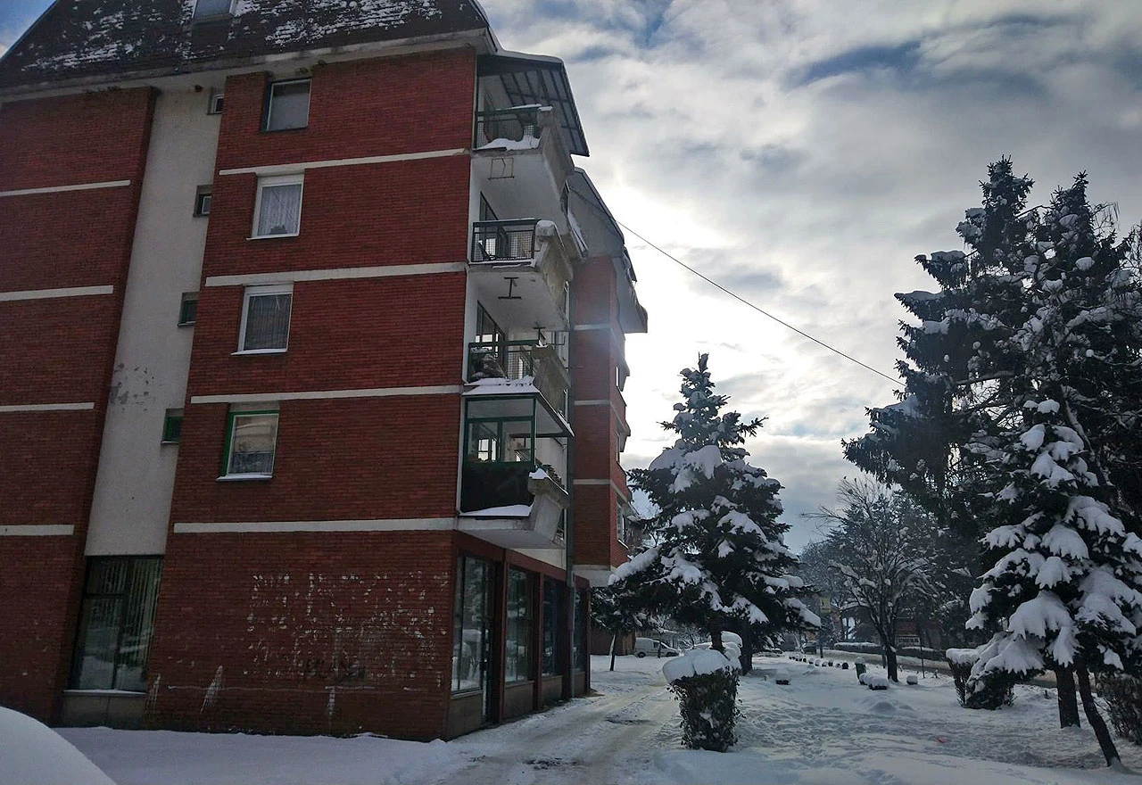 U padu s balkona poginula 27-godišnja djevojka